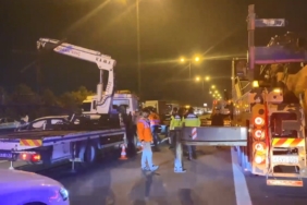 TEM Otoyolu’nda bariyerlere çarparak parçalanan araçtan sürücü sağ çıktı