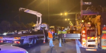 TEM Otoyolu’nda bariyerlere çarparak parçalanan araçtan sürücü sağ çıktı