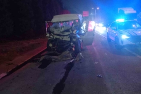 Tıra çarpan minibüs kağıt gibi ezildi: 2 yaralı