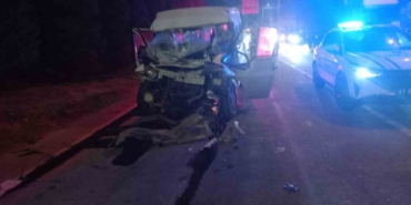 Tıra çarpan minibüs kağıt gibi ezildi: 2 yaralı