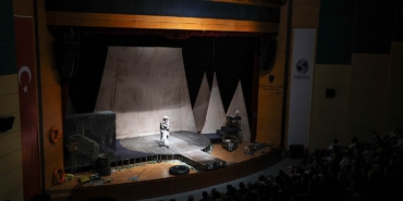 Tiyatro oyunu izleyenleri hayran bıraktı