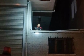 Topu almak için çıktığı boşlukta mahsur kaldı, İtfaiye ekipleri kurtardı