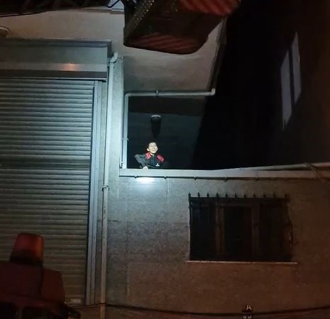 Topu almak için çıktığı boşlukta mahsur kaldı, İtfaiye ekipleri kurtardı