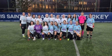 Topuklu kramponlar eğitim için futbol maçı yaptı