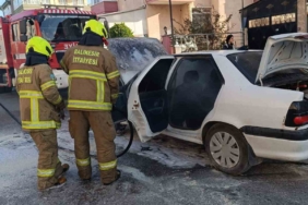 Trafik ışıklarında bekleyen otomobil bir anda alev aldı