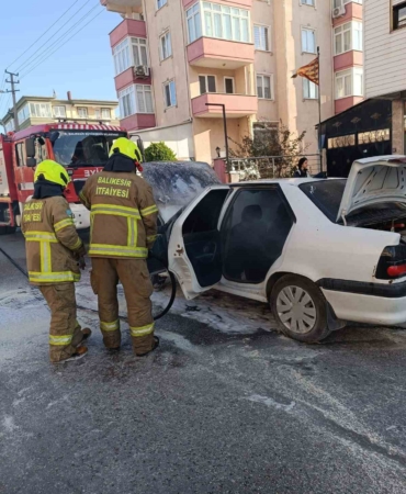 Trafik ışıklarında bekleyen otomobil bir anda alev aldı