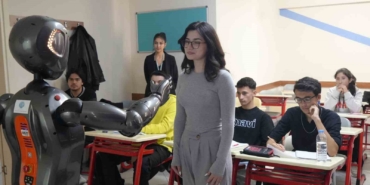 Türkiye’nin ilk insansı yapay zekalı robotu Ada, öğretmenliğe başladı
