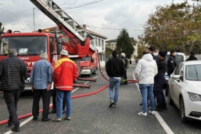 Üç katlı binanın çatısında çıkan yangın paniğe sebep oldu