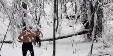 Uludağ’da dondurucu soğukta iki arkadaşın kar banyosu keyfi