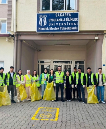 Üniversiteli öğrencilerden çevre temizliği