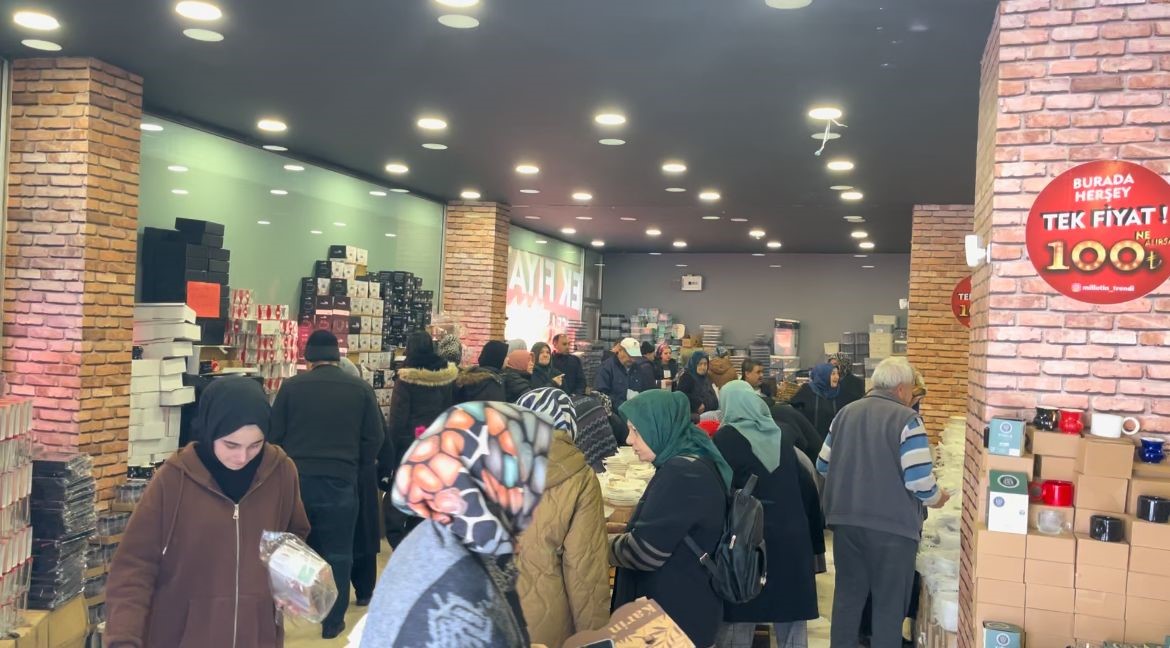 Ürünler yarı fiyatına indi, vatandaşlar birbirini ezdi