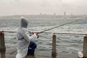 Üsküdar’da balıkçılar lodosa rağmen oltalarını bırakmadı