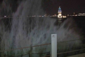 Üsküdar’da dev dalgalar kıyıyı dövdü