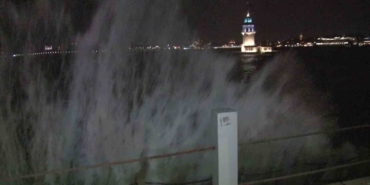 Üsküdar’da dev dalgalar kıyıyı dövdü