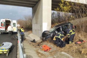 Üst geçitin ayağına çarpan araçtaki Kırklarelisporlu futbolcu yaralandı
