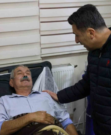 Vali Aygöl, dün çıkan büyük yangında dumandan etkilenen şahsı hastanede ziyaret etti