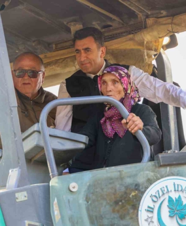 Vali Aygöl, Gülsüm Teyze ile asfalt makinesini kullandı