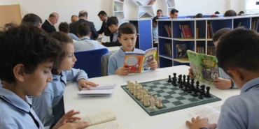 Vali Aygöl öğrenciler ile birlikte kütüphanede kitap okudu