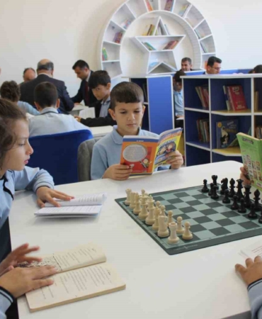 Vali Aygöl öğrenciler ile birlikte kütüphanede kitap okudu