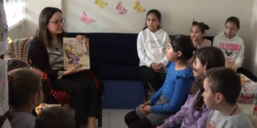 Vali Kaya, çocuklara masal okudu