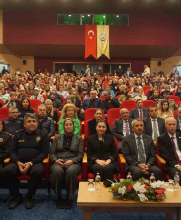 Vali Sezer: "Uyuşturucuyla mücadelede en büyük görev ailelere düşüyor"