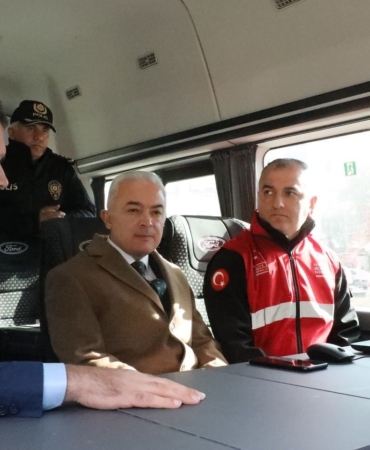 Vali Turan, Mobil Göç Noktası aracında incelemelerde bulundu