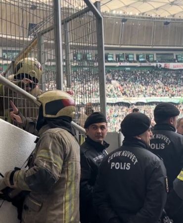 Yaklaşık 40 bin taraftarın izlediği Bursaspor maçında yangın paniği