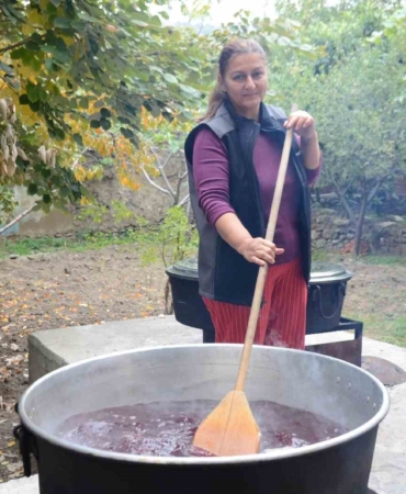 Yarım asırdır aynı yöntemle hurma pekmezi yapıyorlar