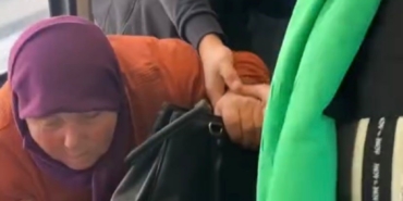 Yaşlı kadın toplu taşımada yer alamayınca baygınlık geçirdi