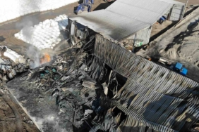 Yem fabrikasındaki yangının boyutu gün ağardığında havadan görüntülendi