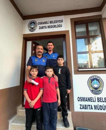 Yerde buldukları parayı zabıtaya teslim ettiler