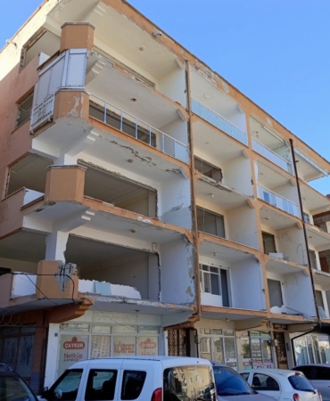 Yıkım kararına rağmen yıkılmayan bina tehlike saçıyor