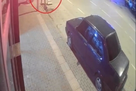 Yoldan aldığı tabela ile dükkana saldırdı