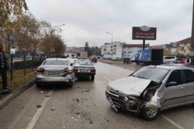 Zincirleme kazada 1’i bebek 3 kişi yaralandı