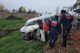 Zincirleme kazada sürücünün sıkıştığı araç çalıntı çıktı