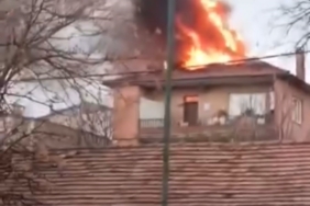 3 katlı binanın çatısı alev alev yandı