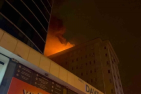 8 katlı iş hanının çatısı alev alev yandı