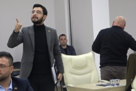 AK Partili Belediye Meclis üyeleri CHP’li başkanın söz vermemesine kızarak meclisi terk etti