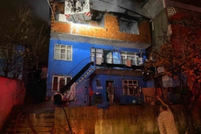 Alev alev yanan ev, ekipleri seferber etti