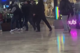 Alışveriş merkezinde tekme tokat kavga kamerada