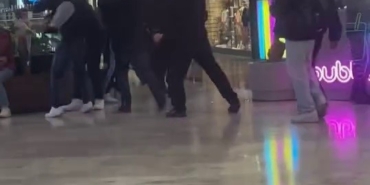 Alışveriş merkezinde tekme tokat kavga kamerada