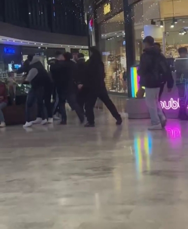 Alışveriş merkezinde tekme tokat kavga kamerada