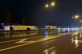 Anadolu Otoyolu’nda tır devrildi, uzun araç kuyrukları oluştu