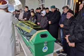 Antalya’da otomobilin çarptığı genç, memleketi Sakarya’da son yolculuğuna uğurlandı