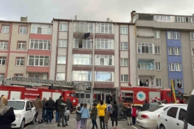 Apartman dairesinde yangın: Anne ve çocuğu dumandan etkilendi