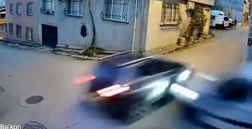 Ara sokakta hız kesmeden ilerleyen otomobiller çarpıştı