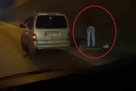 Aracını sağ şeride çekerek namaza durdu