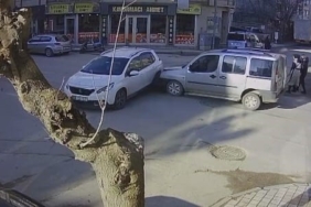 Araçlar çarpıştı, 2’si çocuk 3 kişi yaralandı