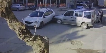 Araçlar çarpıştı, 2’si çocuk 3 kişi yaralandı