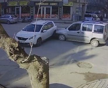 Araçlar çarpıştı, 2’si çocuk 3 kişi yaralandı